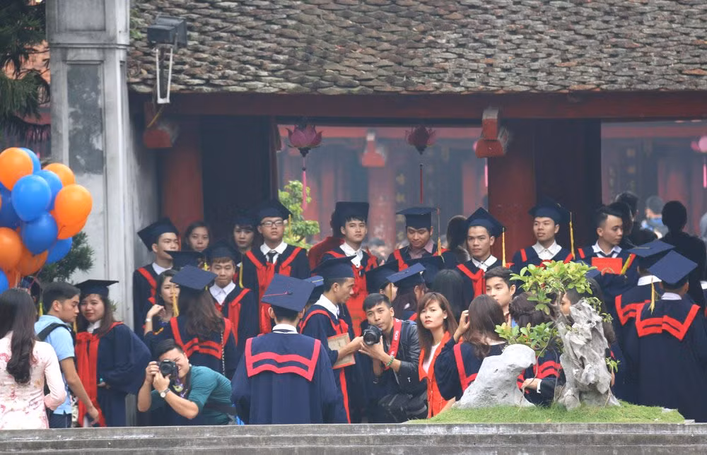 Những địa điểm được ưa thích nhất của sinh viên Hà Nội trong mùa chụp ảnh kỷ yếu là Văn Miếu, Hoàng Thành Thăng Long và Công viên Yên Sở. Mỗi tập thể lớp thường thuê cả một ê-kip chụp, trong đó có người chụp chính cho cả tập thể, những người còn lại có thể chụp riêng cho từng nhóm. Hoặc các nhóm tự thuê thợ ảnh riêng cho mình, kết hợp chụp luôn trong ngày chụp cùng cả lớp.