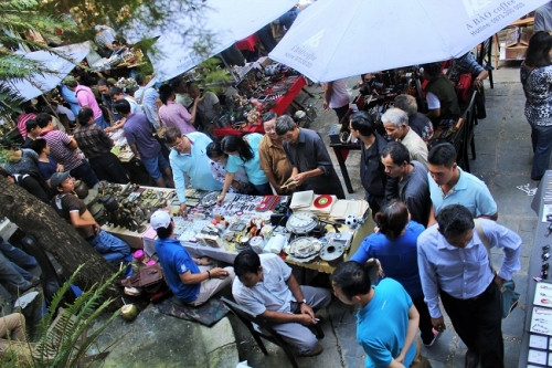 Nằm sâu trong con hẻm 255, đường Nơ Trang Long, quận Bình Thạnh, TP.HCM, quán cá phê Cao Minh là nơi diễn ra phiên chợ ‘ve chai’ dành riêng cho những dân đam mê với đồ cổ.