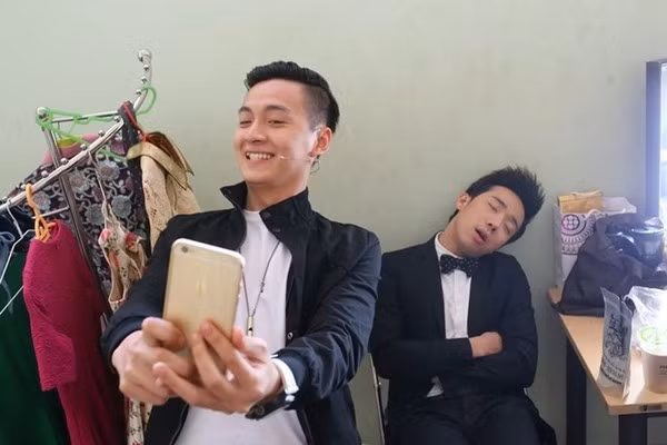 Trấn Thành kiệt sức, ngủ ngồi trong hậu trường.