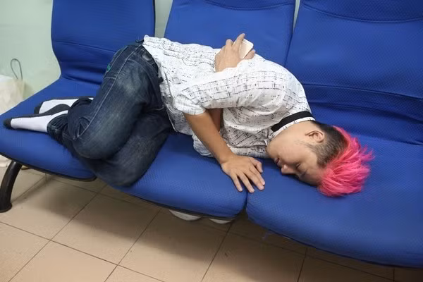 … và Thanh Duy đều lấy ghế làm chỗ ngủ.