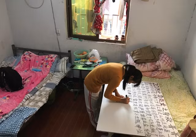 Được biết ở Trung Quốc có nhiều gia đình đang đối mặt với hoàn cảnh tương tự như gia đình trên. Nhưng đây là lần đầu tiên có người đủ liều lĩnh để bán cả trinh tiết của mình nhằm cứu thân nhân.