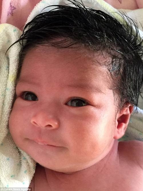 Hình ảnh Heather khi được 21 ngày tuổi. Chị Nina Serna (33 tuổi), mẹ của Heather cho biết, ngay từ khi sinh ra, tóc của cô bé đã dày và dài khác lạ. Khi được vài tháng tuổi thì tóc lại càng dày và dài hơn, khoảng 15cm.