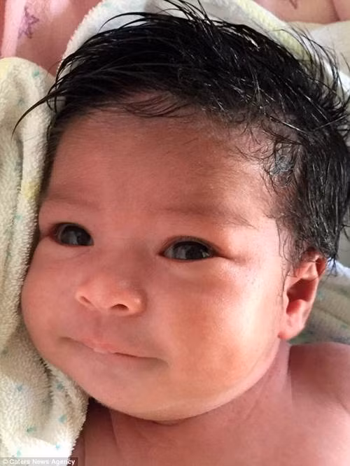 Hình ảnh Heather khi được 21 ngày tuổi. Chị Nina Serna (33 tuổi), mẹ của Heather cho biết, ngay từ khi sinh ra, tóc của cô bé đã dày và dài khác lạ. Khi được vài tháng tuổi thì tóc lại càng dày và dài hơn, khoảng 15cm.