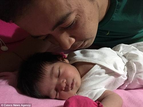 “Ban đầu, vợ chồng tôi nghĩ bộ tóc của Heather cũng chẳng có gì đặc biệt cả. Cho đến khi đi ra ngoài đường, rất nhiều người chú ý đến bộ tóc khác lạ đó và thường xuyên hỏi thăm. Nhiều người còn nghi ngờ rằng tôi đã đội tóc giả cho con vì họ chưa từng nhìn thấy một đứa trẻ nào tóc dày, dài và dựng đứng hết lên như thế. Ngay cả trong siêu thị, nhà hàng, thậm chí là trên tàu điện, mọi người đều hỏi về bộ tóc lạ đó. Thậm chí có người còn xin chụp ảnh cùng Heather”, chị Nana kể.