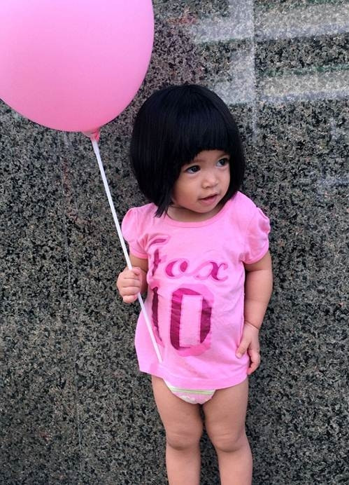 Bình thường chị Nina cũng rất thích đeo băng đô trên đầu để làm điệu cho con gái nhưng Heather thì không thích thế và thường tháo ra bất kì lúc nào. Heather có vẻ rất hào hứng với bộ tóc độc đáo và thích chụp hình nhưng không thích đeo băng đô trên đầu.