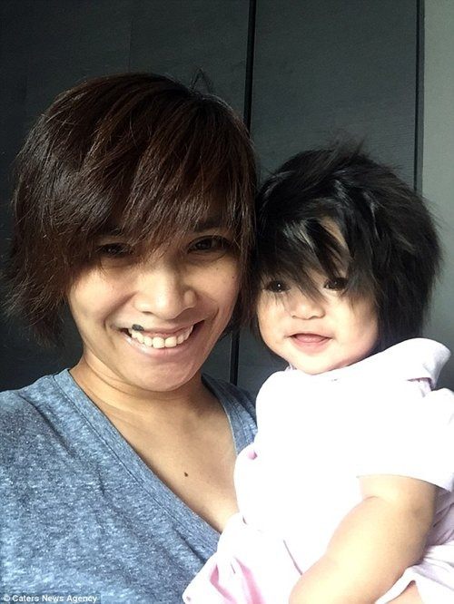 Cũng theo chị Nina, cả chị và chồng, anh Henry, tóc đều dày nhưng có lẽ đặc điểm tóc dựng đứng của Heather được di truyền từ người cô ruột tên là Vona. “Tôi thường gội đầu cho con mỗi ngày và để tóc tự khô. Thi thoảng tôi có sấy tóc cho con bé, mỗi lần sấy phải mất khoảng 1 giờ mới có thể khô toàn bộ. Khi tóc đã khô tôi chỉ chải rất bình thường nhưng tóc vẫn cứ tự nhiên dựng đứng hết lên. Tôi nghĩ lớn lên tóc của Heather sẽ dài và trở lại như bình thường”, chị Nina nói.