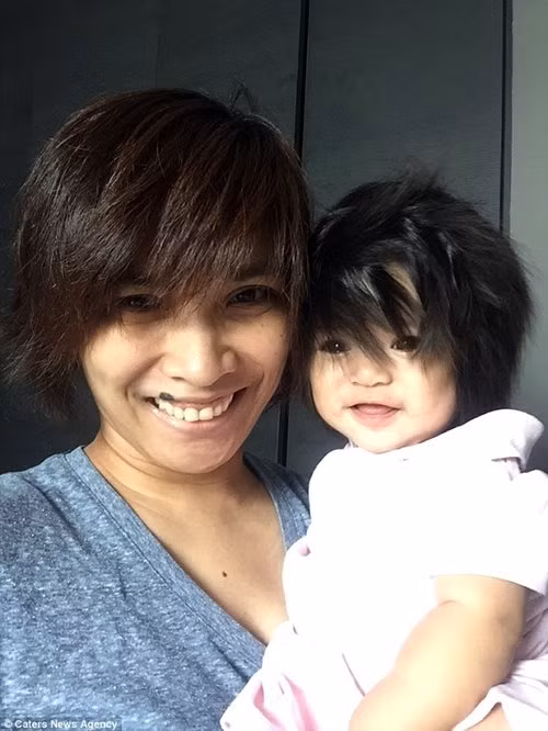 Cũng theo chị Nina, cả chị và chồng, anh Henry, tóc đều dày nhưng có lẽ đặc điểm tóc dựng đứng của Heather được di truyền từ người cô ruột tên là Vona. “Tôi thường gội đầu cho con mỗi ngày và để tóc tự khô. Thi thoảng tôi có sấy tóc cho con bé, mỗi lần sấy phải mất khoảng 1 giờ mới có thể khô toàn bộ. Khi tóc đã khô tôi chỉ chải rất bình thường nhưng tóc vẫn cứ tự nhiên dựng đứng hết lên. Tôi nghĩ lớn lên tóc của Heather sẽ dài và trở lại như bình thường”, chị Nina nói.