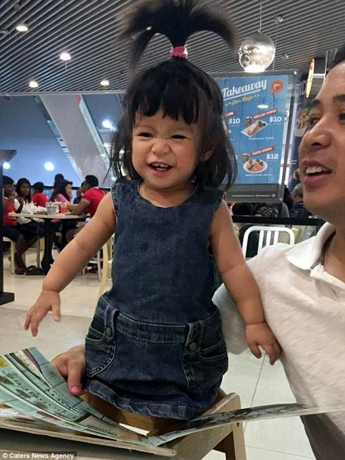 Theo Daily Mail, bé gái Heather Serna, 21 tháng tuổi đến từ Singapore tạo ấn tượng với những người xung quanh bằng mái tóc dày, dài và thường dựng đứng lên như bị "điện giật".