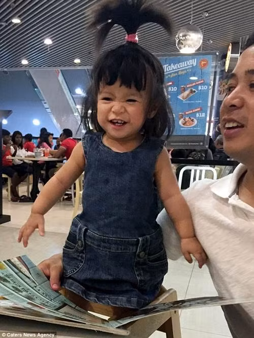 Theo Daily Mail, bé gái Heather Serna, 21 tháng tuổi đến từ Singapore tạo ấn tượng với những người xung quanh bằng mái tóc dày, dài và thường dựng đứng lên như bị "điện giật".