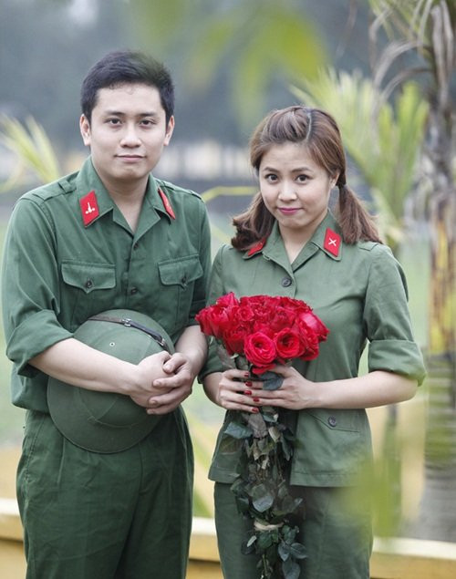 Trong giới truyền hình vợ chồng Hoàng Linh – Trung Nghĩa nổi tiếng hạnh phúc trước sự ngưỡng mộ của nhiều người. Ít ai biết phu quân của cô là người kém 2 tuổi, làm cùng ngành.