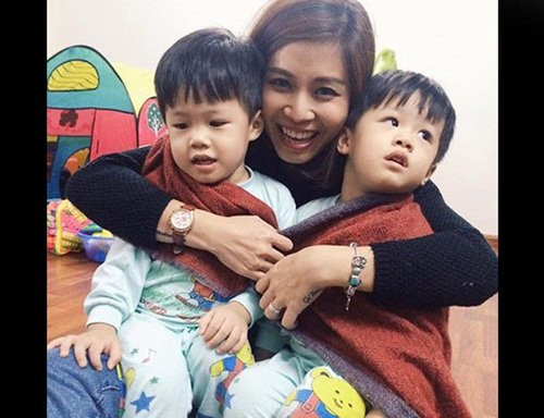 Dù chưa từng lên tiếng về chuyện ly hôn, bạn bè và đồng nghiệp của MC Hoàng Linh đều biết cô đã chia tay MC Trung Nghĩa. Cặp con trai sinh đôi của hai người có biệt danh Gabon sống cùng mẹ nhưng vẫn thường xuyên gặp gỡ và đi chơi với bố.