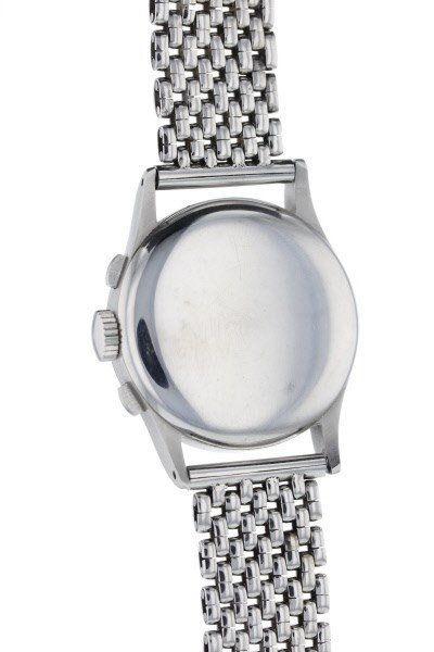 Điểm quý giá của chiếc đồng hồ nằm ở tính năng hiển thị lịch vạn niên. Theo Forbes, chiếc Patek Philippe 1943 này là chiếc đồng hồ có lịch vạn niên đầu tiên được sản xuất trên thế giới.