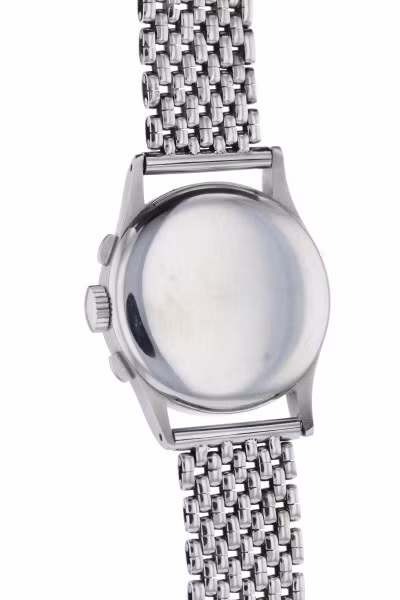 Điểm quý giá của chiếc đồng hồ nằm ở tính năng hiển thị lịch vạn niên. Theo Forbes, chiếc Patek Philippe 1943 này là chiếc đồng hồ có lịch vạn niên đầu tiên được sản xuất trên thế giới.