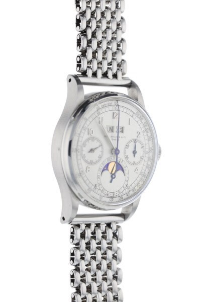 Chiếc Patek Philippe này được mạ thép và là 1 trong số 4 chiếc đồng hồ mạ thép hiếm hoi trên toàn thế giới. Trên đồng hồ không đính kim cương hay đá quý.