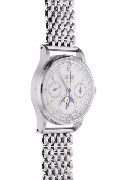 Chiếc Patek Philippe này được mạ thép và là 1 trong số 4 chiếc đồng hồ mạ thép hiếm hoi trên toàn thế giới. Trên đồng hồ không đính kim cương hay đá quý.