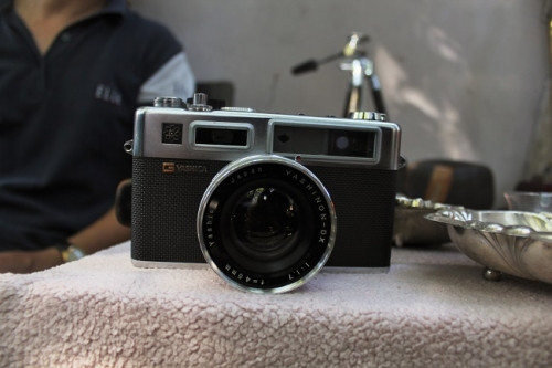 Một chiếc máy ảnh phim là những món đồ nổi bật nhất trong phiên chợ. Ảnh: Ngọc Nhiên