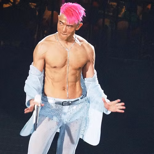 Trong show diễn vào đầu tháng 11 vừa qua, nam ca sĩ khiến fan phấn khích vì màn khoe hình thể nóng bỏng.