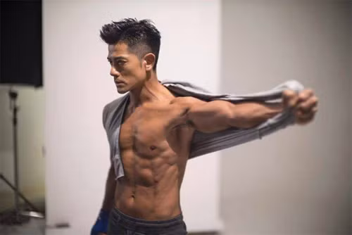 Ở tuổi 51, Thiên vương Hồng Kông vẫn rất săn chắc, cơ bắp cuồn cuộn.