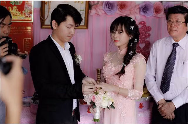 Song song đó, nhiều người chúc cô giáo xinh đẹp như thiên thần vì cưới được chồng bảnh trai.