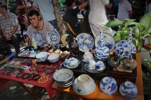 Sở dĩ cái tên chợ ‘ve chai’ được người sáng lập đặt cũng vì chỉ mới 5 giờ sáng mọi người đã tấp nập tìm một chỗ ngồi để trưng bày sản phẩm của mình. Từ những món đồ cổ đến những món đồ cũ kỹ, không sử dụng nữa đem bán cho những ai đang cần thiết. Đây cũng là mục đích chính của chợ ‘ve chai’: nơi để trao đổi, giao lưu, học hỏi,… giải trí.