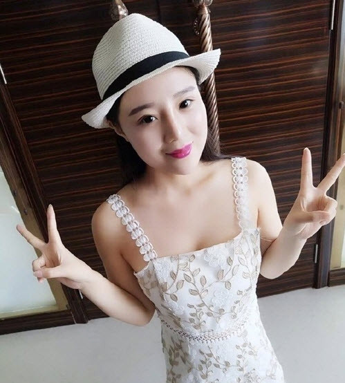 Để đáp lại sự tò mò, quan tâm của cộng đồng mạng, mới đây mỹ nữ đã đăng tải hình ảnh mới nhất của mình lên mạng xã hội. Thế nhưng, khác với lời chẩn đoán của bác sĩ, dường như phần tóc trên đỉnh đầu ấy đã một đi không trở lại.