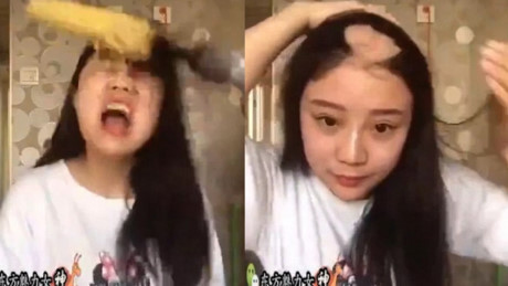 Nếu là tín đồ của mạng xã hội, chắc hẳn bạn vẫn còn nhớ tới trào lưu ăn ngô bằng máy khoan từng rộ lên hồi tháng 5 vừa qua. Với nhiều người, trào lưu này có vẻ khá điên rồ. Song một số bạn trẻ lại tỏ ra hào hứng và thích thú ngay cả khi phải nhận về những cái kết đau đớn. Những gương mặt đi đầu và gây ấn tượng nhất trào lưu này là cô gái xinh xắn đến từ Đài Loan, Trung Quốc. Do không lường trước được hậu quả nên sau màn thử thách, mỹ nữ ăn bắp bằng máy khoan đành ngậm ngùi chia tay với một mảng tóc khá lớn ngay trên đỉnh đầu.