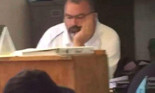 Thầy giáo chìm đắm trong “công việc” trên máy tính cá nhân của mình.