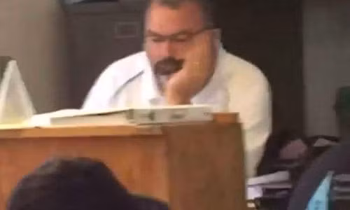 Thầy giáo chìm đắm trong “công việc” trên máy tính cá nhân của mình.