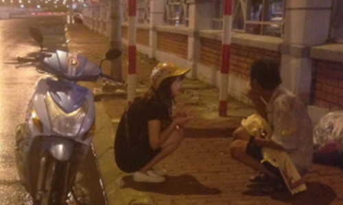 Bao mang hanh dong cua co gai di xe ga voi nguoi dan ong