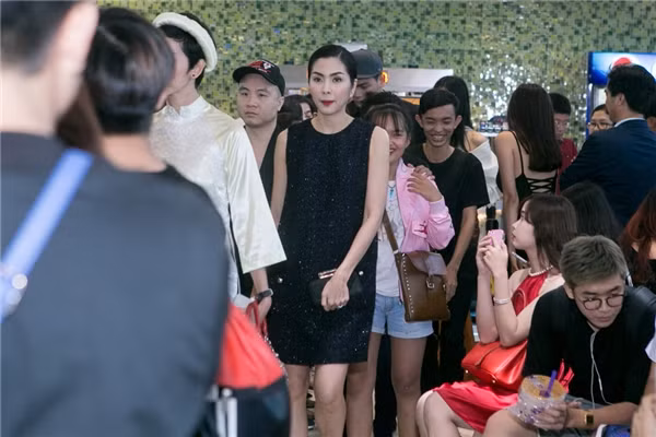 Sau một năm sinh con đầu lòng đây không phải là lần đầu tiên Tăng Thanh Hà bị mắc nghi án mang bầu lần 2. Tuy nhiên, cho tới thời điểm hiện tại cô vẫn chưa lên tiếng chính thức về những nghi vấn của khán giả? Trước đó, Tăng Thanh Hà chia sẻ niềm hạnh phúc khi được đón một sinh nhật nhiều ý nghĩa. Cô tâm sự: "Định là năm nay có tuổi rồi không làm gì hết, thế mà lại có một buổi tối ấm áp và tràn ngập tình yêu thương thế này!". Nữ diễn viên cũng gửi lời cảm ơn đến ông xã Louis Nguyễn và mọi người đã mang đến cho cô niềm vui bất ngờ.