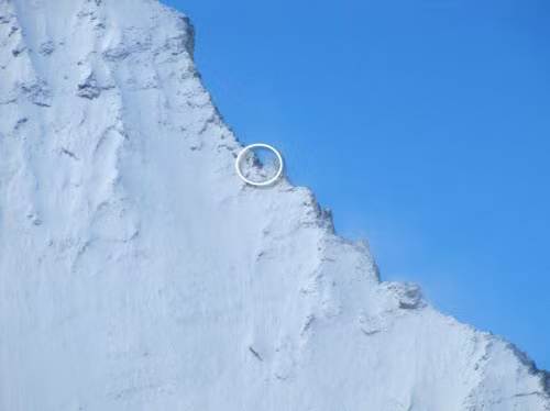 Nhưng Solvay Hut chỉ có thể được sử dụng trong trường hợp khẩn cấp. Nó nằm trên ngôi nhà Hörnli Hut khoảng 743m và cách đỉnh núi 475m.