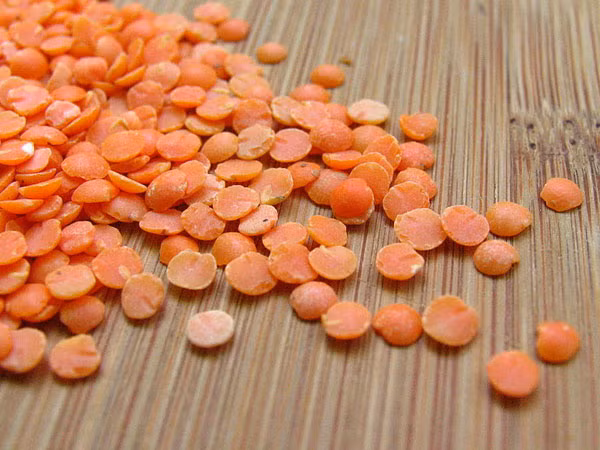 4. Đậu lăng Đậu lăng có chứa một lượng axit folic cao, không chỉ giúp cải thiện sức khoẻ của bạn, mà còn cải thiện được tâm trạng của bạn bằng cách tăng mức độ serotonin.