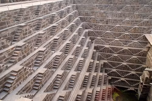 Đây không phải là "nấc thang lên thiên đường" mà là xuống...lòng đất. Chand Baori là một trong những giếng bậc thang sâu và rộng nhất ở Ấn Độ.