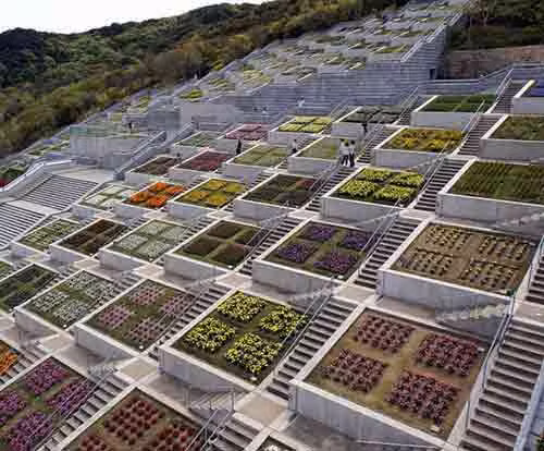 Awaji Hyakudanen (nghĩa là “tầng của những giấc mơ”) là một dãy phức hợp các tòa nhà và sân vườn trên đảo Awaji, Nhật Bản. Tại đây có khu vườn 100 bậc gồm 100 ô vuông nhỏ liền kề.