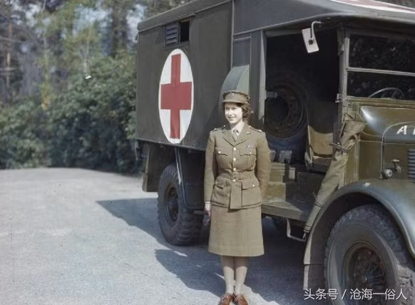 Trong suốt Thế chiến II, Nữ hoàng, khi đó là công chúa, đã làm thợ máy và lái xe trong một quân đoàn nữ. Bà được đào tạo để có thể chữa và lái các loại xe quân sự. Sau này bà cũng hỗ trợ sửa chữa và đào tạo lái xe cho quân đoàn.