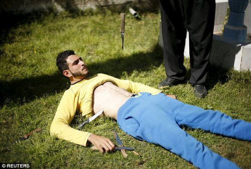 Màn trình diễn thả dao nhọn xuống ngực và bụng của Baraka khiến nhiều người thót tim.