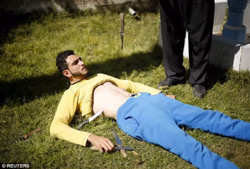 Màn trình diễn thả dao nhọn xuống ngực và bụng của Baraka khiến nhiều người thót tim.