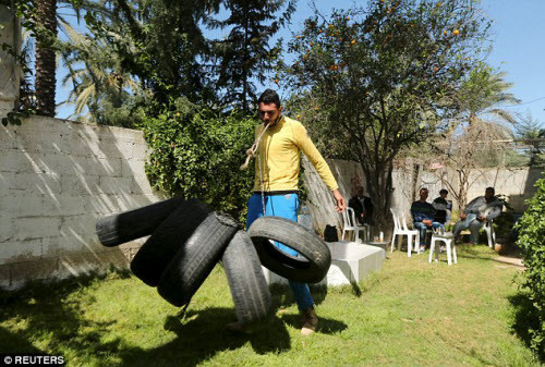 Baraka dùng răng nhấc bổng những chiếc lốp xe ô tô khỏi mặt đất.