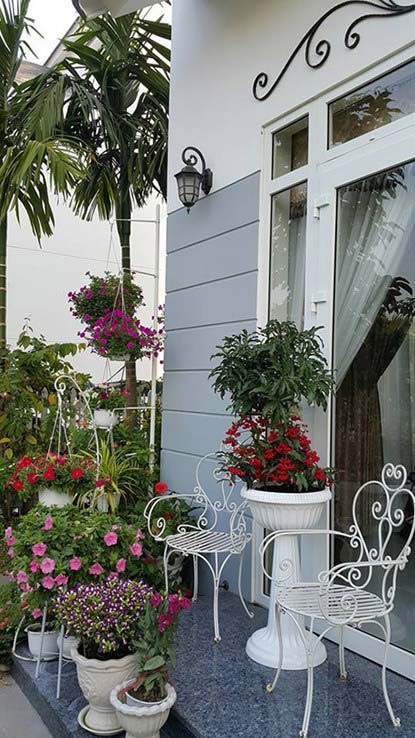 Thềm nhà đầy hoa và cũng là nơi nghỉ ngơi, thư giãn của gia đình chị.