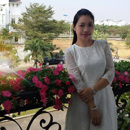 Chị Ngọc Thảo bên ban công ngập tràn sắc hoa.