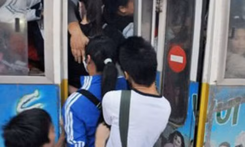 Lợi dụng lúc đông người, một số người thường tìm cách để trốn vé xe buýt (Ảnh minh họa).