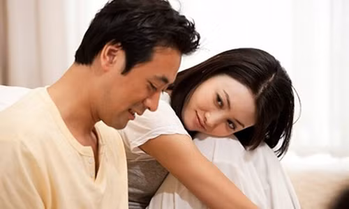 Chong phat hoang sau vai lan thu suc voi vo U50 tren giuong