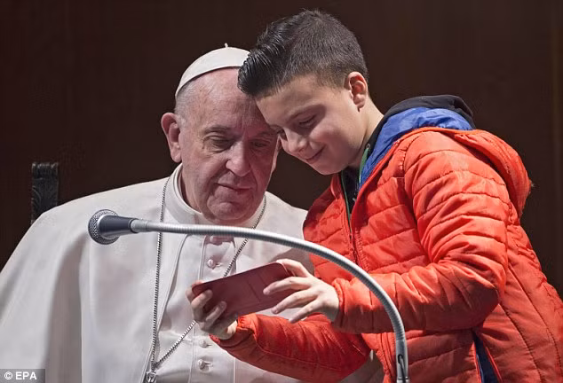 Cau be 7 tuoi gay bat ngo khi xin selfie voi Giao hoang-Hinh-2