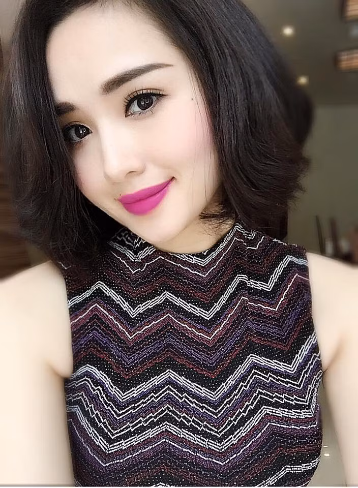 Tâm Tít tên thật là Phạm Thanh Tâm, trước đây là một ca sĩ, hotgirl nổi tiếng nhưng kể từ sau khi lập gia đình, cô rút lui khỏi showbiz hoàn toàn.