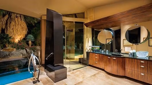 Phòng tắm cỡ lớn với bể bơi nhỏ bên trong dinh thự.