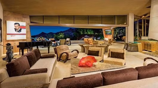 Phòng khách với view nhìn ra núi non, sa mạc bên ngoài.