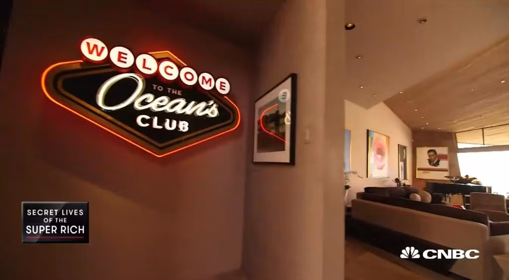 Một trong những điểm thú vị của căn nhà The Oceans Club, nơi có bể bơi lớn và màn hình chiếu phim rộng theo phong cách Las Vegas.