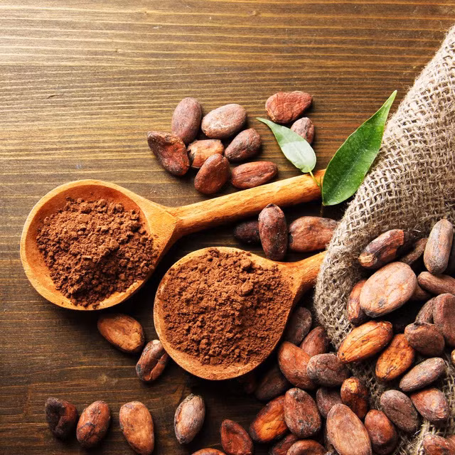 2. Cacao, thực phẩm điều chỉnh tâm trạng và chống xì- trét Đặc tính: Nó chứa nhiều chất giúp điều chỉnh tâm trạng và giảm xì-trét như ma-giê, theobromine. Nó cũng là một chất kích thích tuyệt vời và một trong những loại thực phẩm giàu flavonoid (hay còn gọi là vitamin P) với tính chất chống oxy hóa, có khả năng ngăn viêm nhiễm và tổn thương tế bào. Sô-cô-la đen được tạo từ cacao chứa flavonoid khá cao. Cách sử dụng: Uống nóng (2 muỗng cà phê bột cacao không đường trong một ly sữa ấm), nhai hoặc nấu nóng chảy ăn kèm với hoa quả. Hoặc lựa chọn sô-cô-la có hàm lượng cacao ít nhất 70%, nếu là thực phẩm hữu cơ bio thì càng tốt.