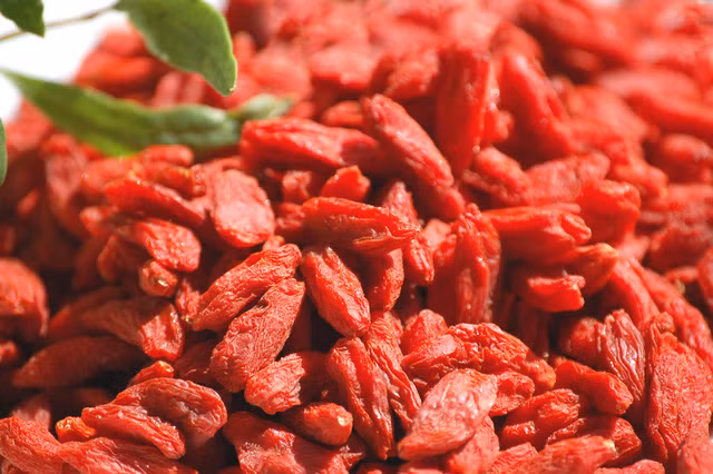 8. Củ khởi chống mệt mỏi Đăc tính: Củ khởi nổi tiếng là loại quả giàu vitamin C và chất chống oxy hóa nhất, do đó tăng cường hệ miễn dịch và rất lý tưởng trong trường hợp mệt mỏi. Cách sử dụng: Có thể nhấm nháp hoặc kết hợp trong các món tráng miệng và salat. Ăn khoảng hai nắm tay mỗi ngày rất tốt cho sức khỏe.