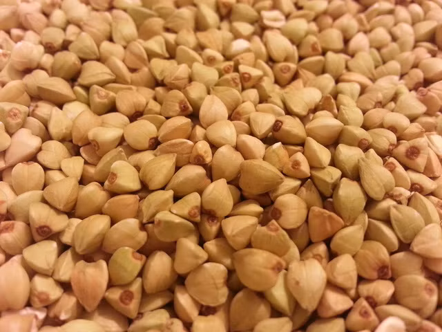 7. Kiều mạch, giúp eo thon bụng phẳng Đặc tính: Thực phẩm giả ngũ cốc giàu không gluten này rất giàu magiê và đồng. Kiều mạch có chứa các hợp chất chống oxy hóa và đặc biệt prebiotic là nguồn thức ăn kích thích sự tăng trường các vi khuẩn tốt trong đường ruột. Ngoài ra nó cũng giúp giảm lượng cholesterol. Cách sử dụng: Nó được tiêu thụ dưới dạng hạt hoặc bột, có sẵn trong các thực phẩm sức khỏe hoặc hữu cơ bio.